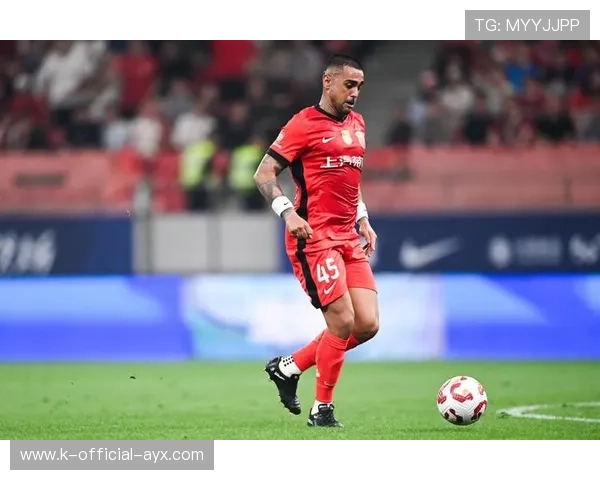 上海海港莱昂纳多边路渗透策动进攻，创新战术引领现代足球风潮