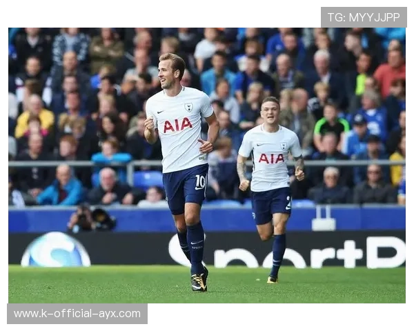 凯恩禁区外精准吊射险些破门